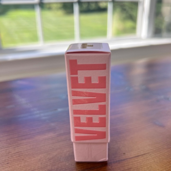 New in Box Jeffree Star‎ Velvet Trap Lipstick in Gardening Hxe Muted Yellow Nude - Picture 7 of 9